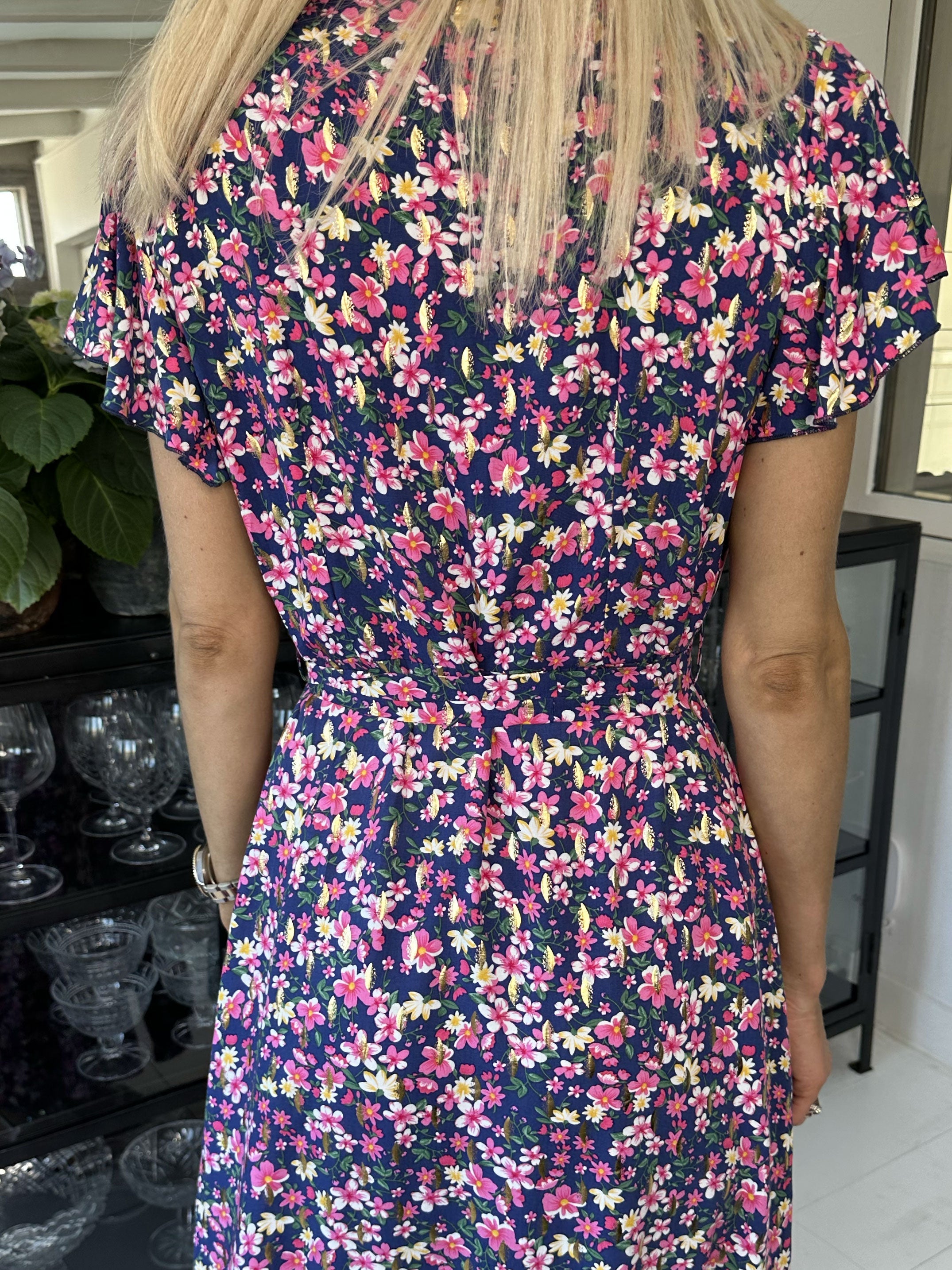 Diora - Blommig klänning med knappar och band